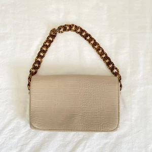 Axelremsväska - Jättefin Bottega Veneta inspirerad väska ifrån asos slutsåld på deras hemsida. Använd få gånger men i mycket bra skick!❤️‍🔥