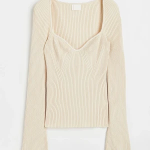 Topp - Säljer min älskade topp eftersom jag aldrig får någon använding för den💕har några fläckar men dom var när jag köpte den så måste blivit något då därav priset, fläckarna är inte lika synliga i verkligheten❤️Helt slutsåld på hemsidan🙏🏻