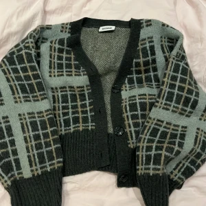 Oversized kofta! - Söt, lite oversized kofta från weekday! Supervapen och knappt använd! 