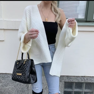 Vit stickad kofta - Vit stickad kofta i storlek xs/s men modellen är väldigt oversize så passar även M och L. 