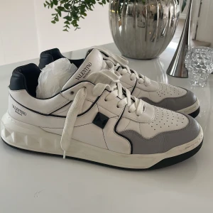 Valentino one stud herr sneakers  - Använda 1 gg,kvitto finns