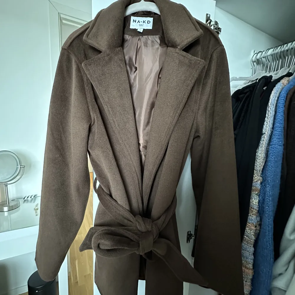 Jag säljer nu denna kappa från Nakd ( Ida Carlssons kollektion ) som inte kommer till användning. Jätte fin brun kappa som är bekväm och stilren. Den är som ny, använd endast 1 gång varsamt. Köparen står för frakt. Jag står inte för postens slarv.💕💕. Jackor.