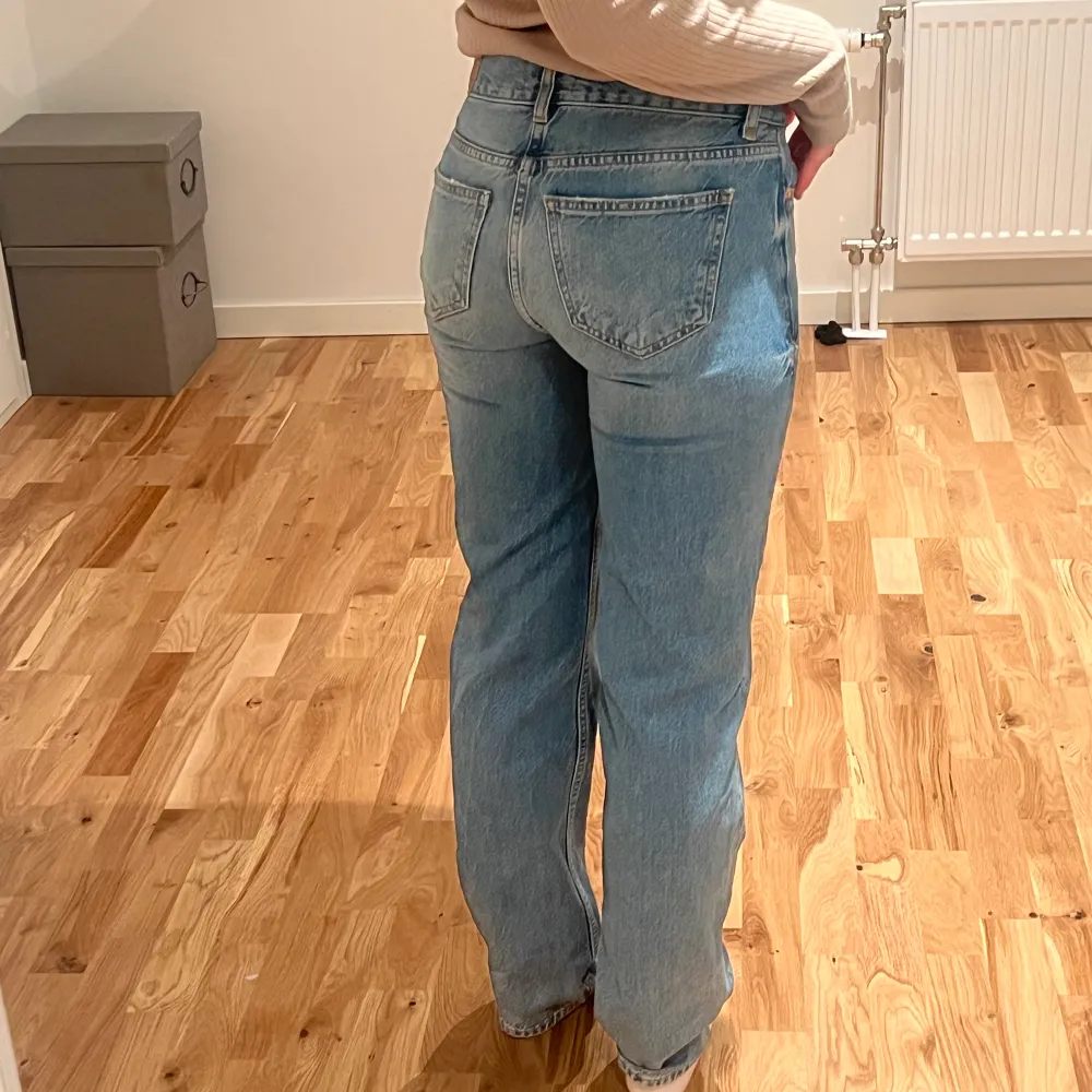 Ett par skit snygga mörkblåa lowwaist jeans från Gina tricot, säljer pga dom inte passar längre. Dom är knappt använda 💗. Jeans & Byxor.