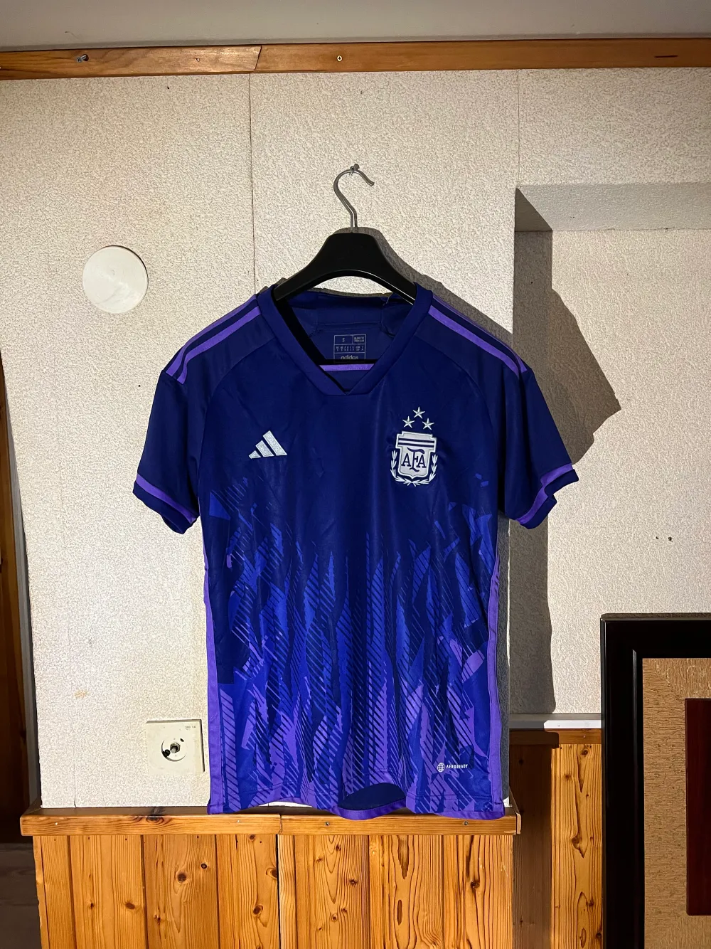 Helt ny Argentina away-tröja i storlek S. Tagg och påse medföljer. T-shirts.