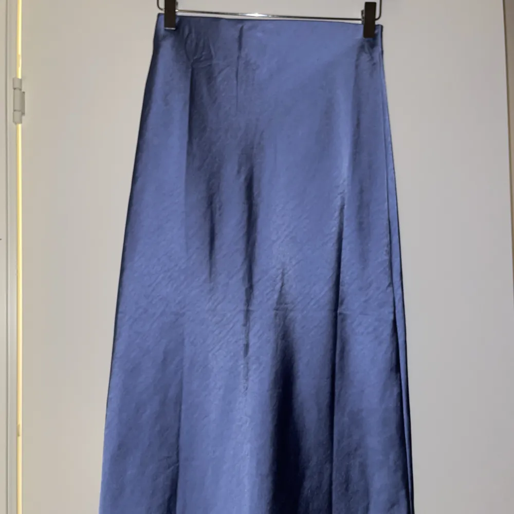 Jättefin blå långkjol i silke, det är bara att höra av dig om du är intresserad eller undrar något!!. Kjolar.