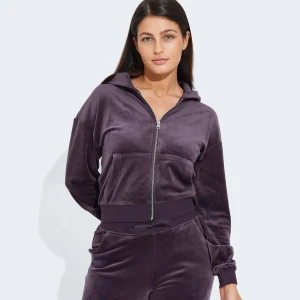 Velour hoodie - Croppad velour hoodie från BikBok, i samma färg som byxorna på föregående annons! Använd fåtal gånger 🤍 hör av dig vid frågor