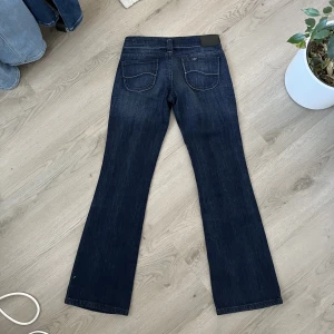 Lee Lågmidjade jeans - Säljer då de har blivit lite små i midjan. Jag har vanligtvis storlek 36 och är 168, de har också blivit på gränsen till för korta❤️ !Priset är inkl frakt!