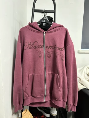 Mastermind g Cactus Jack Zip hoodie  - Säljer denna svin feta zipen som är är collab mellan mastermind japan och cactus jack. Använd fåtal gånger och har en lite boxig fit. Skriv för mer info och bilder