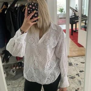 Vit blus - Ser blus från meetmethere i strl S, aldrig använd💗