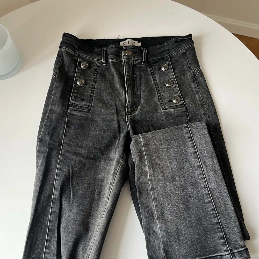 Super coola jeans från Danskt märke, Passar för både S/M. Säljes för utrensning och för att det inte kommer till användning som jag önskat  Det har lossnat en knapp, där av priset. Ordinarie 1099DKK = 1600kr Vid smidig affär pris kan diskuteras, . Jeans & Byxor.