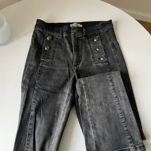 Super coola jeans från Danskt märke, Passar för både S/M. Säljes för utrensning och för att det inte kommer till användning som jag önskat  Det har lossnat en knapp, där av priset. Ordinarie 1099DKK = 1600kr Vid smidig affär pris kan diskuteras, 