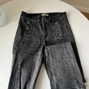 Fine Copenhagen Jeans - Super coola jeans från Danskt märke, Passar för både S/M. Säljes för utrensning och för att det inte kommer till användning som jag önskat  Det har lossnat en knapp, där av priset. Ordinarie 1099DKK = 1600kr Vid smidig affär pris kan diskuteras, 
