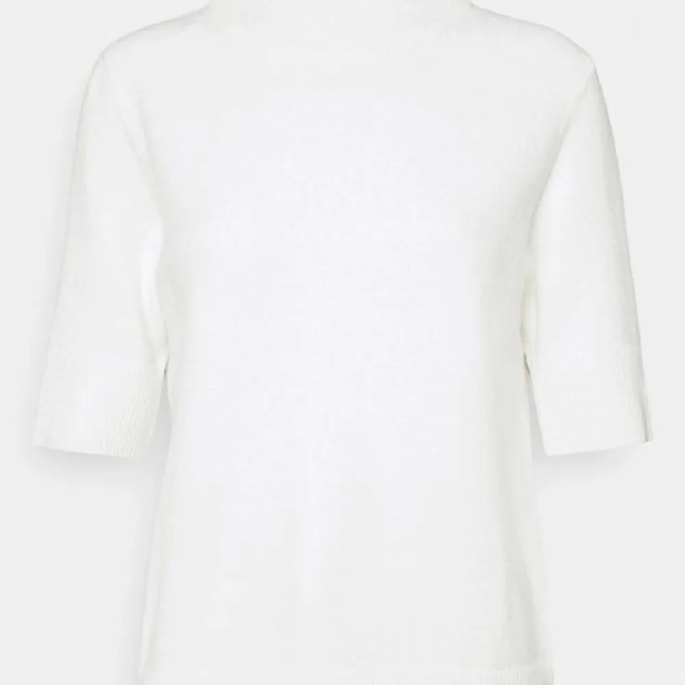 Säljer min fina vita stickad kortärmad tröja från zara!💋🎸tvecka aldrig på att höra av dig om du är intresserad! LÅNAD BILD!💋. Stickat.