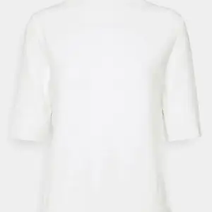 Säljer min fina vita stickad kortärmad tröja från zara!💋🎸tvecka aldrig på att höra av dig om du är intresserad! LÅNAD BILD!💋