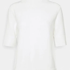 Kortärmad stickad vit tröja!💓 - Säljer min fina vita stickad kortärmad tröja från zara!💋🎸tvecka aldrig på att höra av dig om du är intresserad! LÅNAD BILD!💋