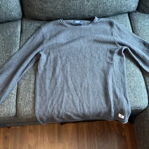 Stickade tröjor - Säljer båda för 300kr Nypris tror jag var typ 400 - 450 kr styck Båda storlek M Nästan aldrig använda