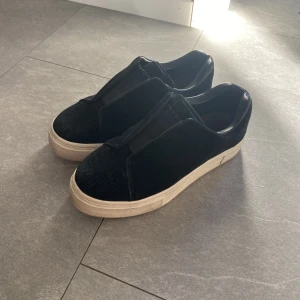 Eytys 37 - Svarta eytys i storlek 37❤️dustbag och kartong medföljer❤️ Kommer ej till användning då jag har ett par andra skor nu. Fint skick❤️ Skriv privat för fler bilder🥰 Dem är slutsålda på alla hemsidor❤️Pris kan diskuteras