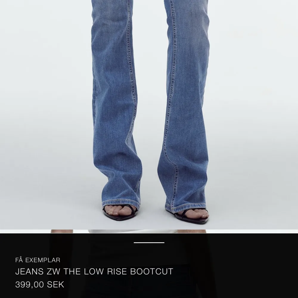 Säljer de populär zara jeansen med låg midja o bootcut. Aldrig använda men kan inte skicka tillbaka för att jag tog bort lappen. Säljer då de är för stora i midjan.. Jeans & Byxor.