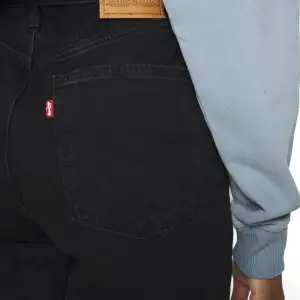 Svarta 70s Straight jeans från Levis i nyskick. Endast använda fåtal gånger, väldigt sköna och lagom långa i längden.  Eventuellt byte mot ett par Levis jeans i storlek w26 eller w27