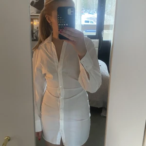 Skjortklänning  - JÄTTE fin skjortklänning som inte har kommit till användning än så är i nyskick, säljer då den börjar bli för liten🤍 passar perfekt till våren och sommar