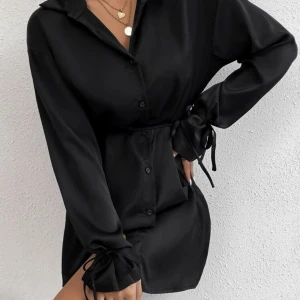 Klänning - Svart silke klänning, med detaljer i ärmarna