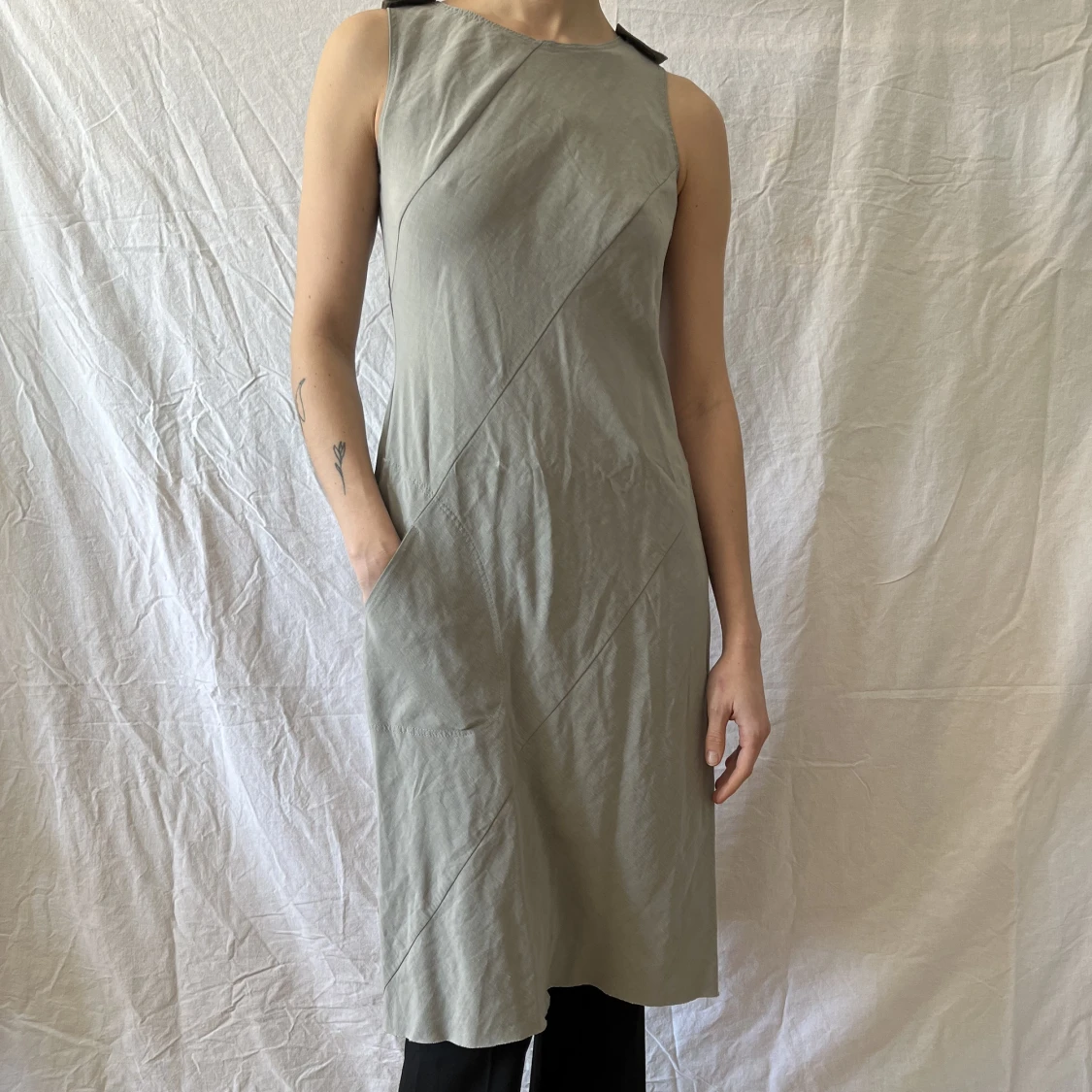 Grå asymmetrisk klänning - 90