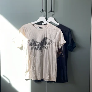 T-shirt - 2 t-shirtar från Gina tricot. Stl M och XL men passar alla storlekar nästan. Aldrig använda. 70 för båda eller 40 för en