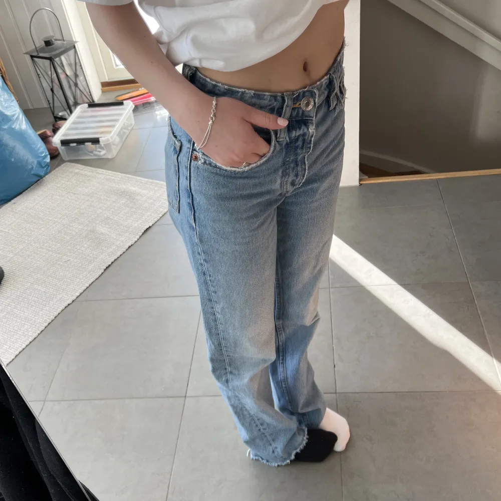 Ett par jättefina midwaist jeans från zara som tyvärr har blivit för små för mig!💗Jag är 155 och dom är bra i längden för mig!. Jeans & Byxor.