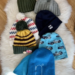 Barnmössor - Sparsamt använd👍 Från husdjur/rökfritt hem✌️  Wesc, Helly Hansen, funk157, Åhléns,me&i