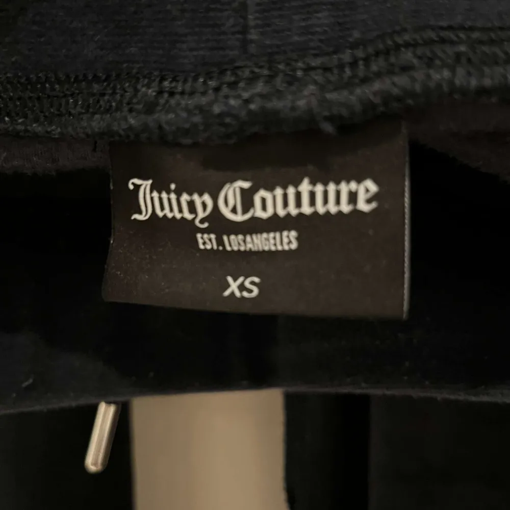 Ett par juicy couture mjukisbyxor i marinblå storlek sx. Byxorna är i fint skick och knappt använda.  Köparen står för frakten 💕. Jeans & Byxor.