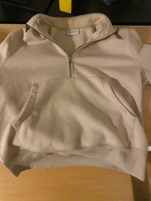 Half zip från These Glory Days  - Tjena! Säljer min half zip från These glory days, säljer pågrund av att den har blivit för liten, skick 7/10 