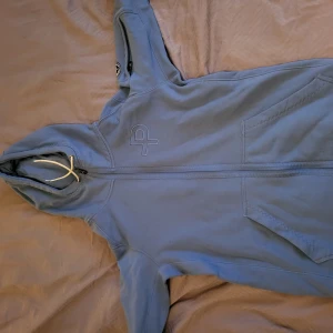 Pelle P zip up hoodie - Schysst o fräsch Pelle P hoodie, skick 9/10. Ny pris: runt: 1200 Mitt pris: 500