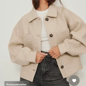 Kort kappa - Kort kappa från NA-KD, köpt förra våren för 879kr. Jackan är ganska nopprig skriv för fler bilder😊.