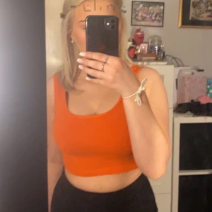 Orange topp  - Orange topp från Gina den används inte längre men är otroligt fin speciellt till sommaren när man är brun 