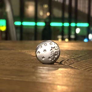 Justerbar byxknapp - Stilren justerbar byxknapp med en detalj av små stjärnor för dig som söker en subtil detalj som även hjälper dig att justera midjestorleken på dina byxor💜  TRYCK INTE PÅ KÖP NU!!  Frakten är 17 kr  Kan även mötas upp i Lund/Malmö 