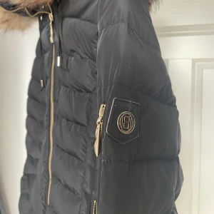Hollies jacka - Säljer min Hollies jacka i nyskick pga att den bara har blivit hängande i garderoben. Använd fåtal gånger. Köpt i butik på Sandelins. Nypris 4000kr. Jackan har inga skador, skriv för fler bilder. Det är den korta modellen.
