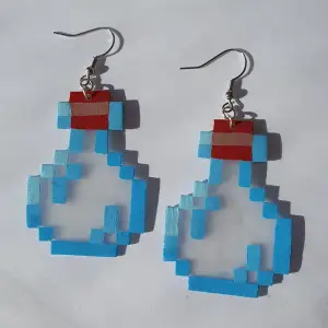 Minecraft bottle örhängen gjort utav shrink plastic och akrylfärg och liquitex high gloss varnish. Örhänge delarna är från panduro.