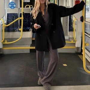 Kappa - Svart kortare kappa i en oversized modell från Moa Mattssons höstkollektion med Nakd, säljer pga förlite plats i garderoben 🥲 Köpt för 899kr mitt pris 600, nästan aldrig använd! (Bilden är lånad från Moa Mattsson), bara skicka om du vill ha fler bilder🥰