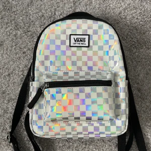 Vans mini ryggsäck  - En mindre ryggsäck. Den har ett fack och ett mindre fack utanpå (se på bilden), banden är justerbara. Inte andvänd så jättemycket 