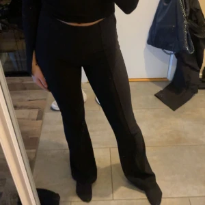 Byxor  - Svarta, ribbade byxor från New yorker! Köparen står för frakten 💖nypris 170kr