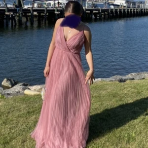 Balklänning - Säljer min otroligt fina balklänning i rosa. Använd en gång. Storlek 36. Uppsydd att passa ungefär 165 cm, med klackar. Pris kan diskuteras.