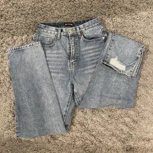 Från prettylittlething, petite jeans med split ends, innerbensmått 73cm och midjemått 34cm, 100kr + köparen står för frakt