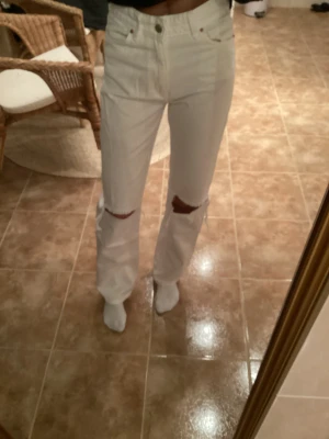 Jeans  - Vita jeans ifrån Bershka med hål i storlek 34. Använda ett fåtal gånger.