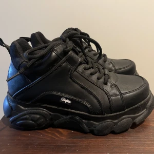 Buffalo sneaker  - Sparsamt använda starts Buffalo sneakers, 