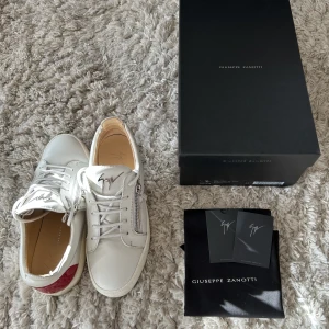 Giuseppe zanotti - I princip nya zanottis, strlk 43, fungerar även för någon storlek större! Köpta på Farfetch, medföljer originalbox, kvitto mm.. Kan tänka mig ett lägre pris vid smidig affär, öppen för byten! Allt gott, Isaac! 😁