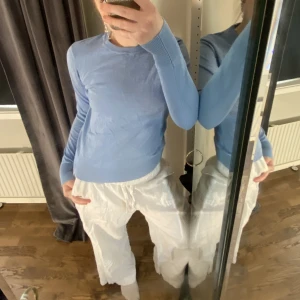 Tröja - En somrig tröja i fin färg🥂Säljer då den inte kommer till användning fint skick!!