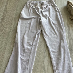 Mjukisbyxor💜 - Säljer dessa mjukisbyxor, dem är lila och är ifrån Gina, storlek xxs. Ordinarie pris 299, nytt pris 105💜