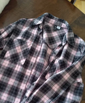Rutig skjorta  - Från H&M. Bra skick! 