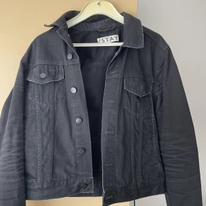 Jeans jacka - Jeans jacka, svart. Köpt för ett par år sedan, används ej längre