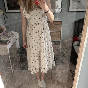 Blommig långklänning  - Säljer denna super fina långklänningen ifrån Kappahl. Köpt för ca 2 år sen. Använd 1 gång. Köptes för ca 800kr